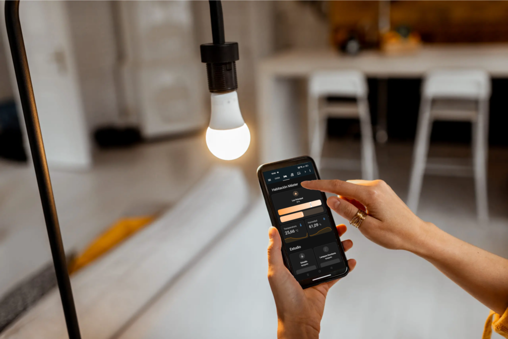 Control de la iluminación desde una app de domótica.